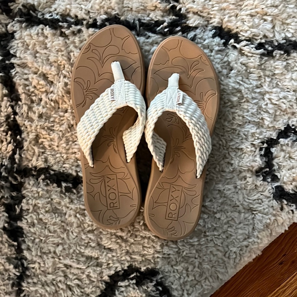 Roxy beach sandals. Neutral color. Never worn